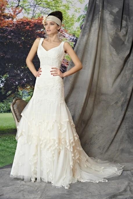ecru suknia ślubna Manu Garcia z dekoltem - moda 2012