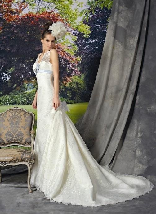 ecru suknia ślubna Manu Garcia z trenem - moda 2012