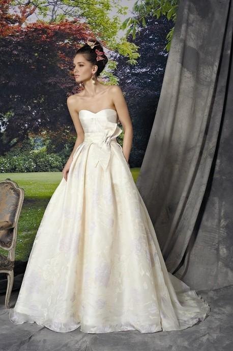 ecru suknia ślubna Manu Garcia z trenem - moda 2012