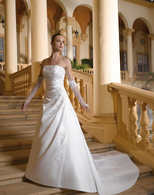 biała suknia ślubna Miss Kelly prosta - moda 2012