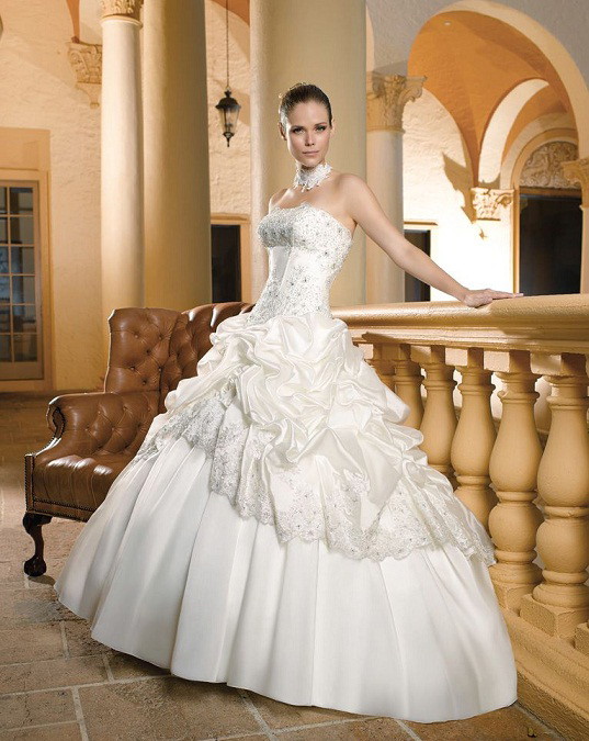 biała suknia ślubna Miss Kelly rozkloszowana - moda 2012