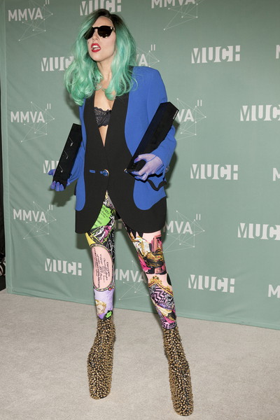 Lady Gaga - kolorowe legginsy i buty w panterkę na wysokiej koturnie