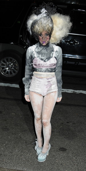 Lady Gaga na odwrót - biustonosz na bluzce