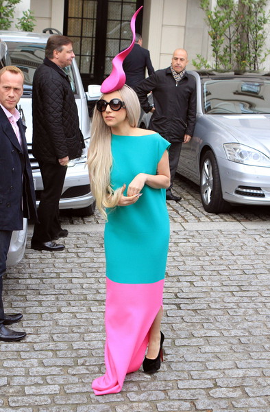 Lady Gaga - prosta turkusowo-różowa sukienka i nowoczesny kapelusz