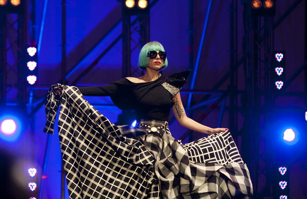 Lady Gaga - sukienka w stylu retro w nowoczesnej odsłonie