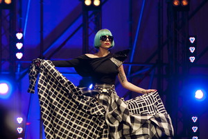 Lady Gaga - sukienka w stylu retro w nowoczesnej odsłonie