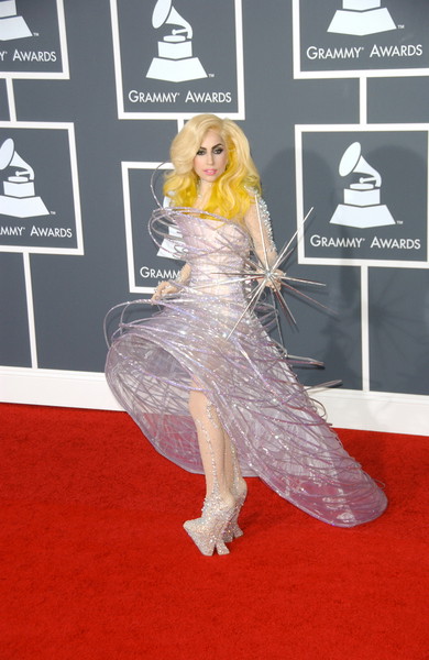 Lady Gaga - sukienka z metalu i plastiku oraz kryształowe buty