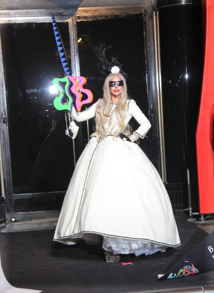 Lady Gaga - w białej kreacji balowej