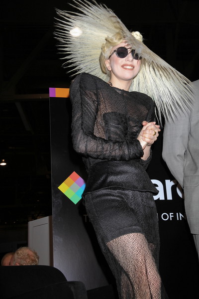 Lady Gaga - w czarnej sukni i w kapeluszu z włosów