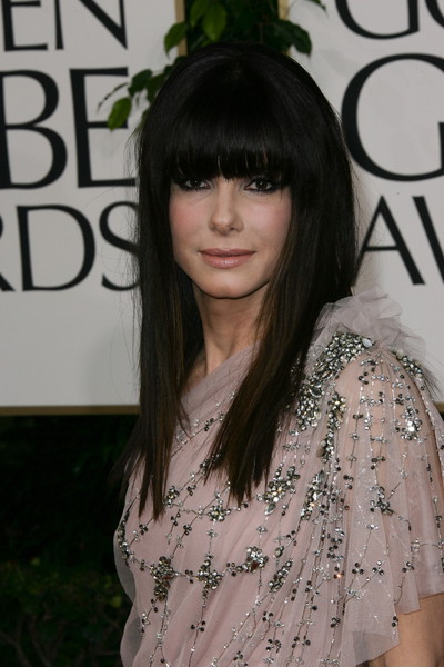 długie włosy z długą grzywką - Sandra Bullock - trendy fryzjerskie 2012/2013