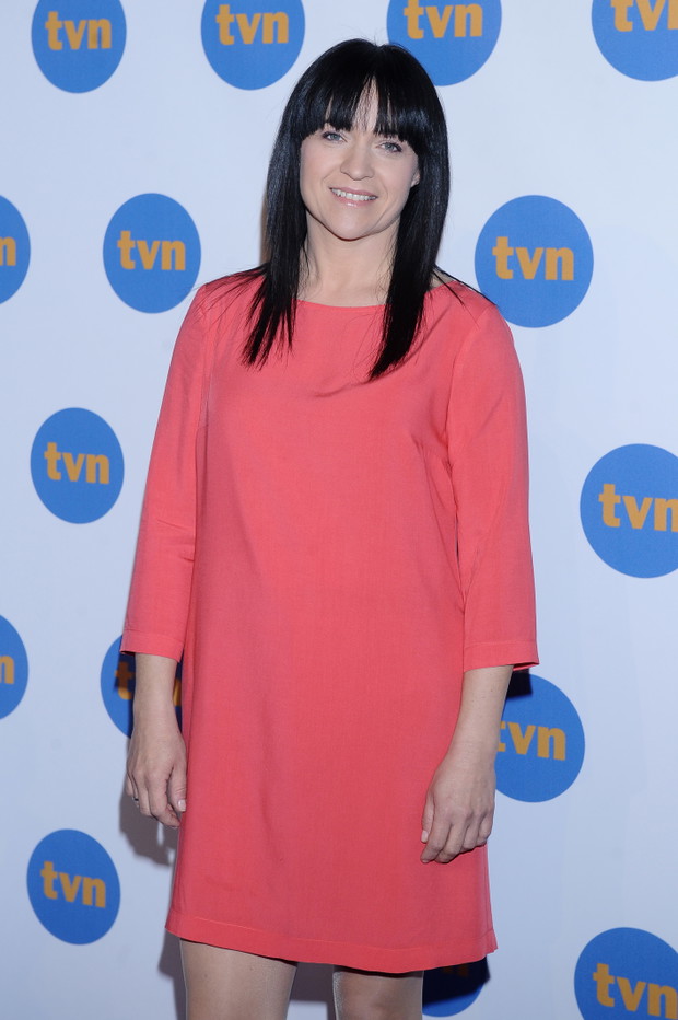 długie włosy z prostą grzywką - Ewa Drzyzga - fryzury 2012/2013