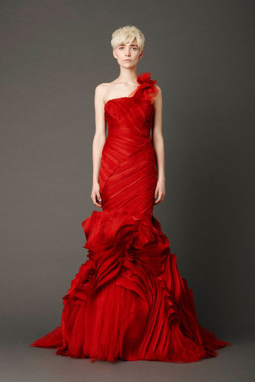 oryginalna czerwona suknia ślubna Vera Wang asymetryczna moda wiosenna 2013