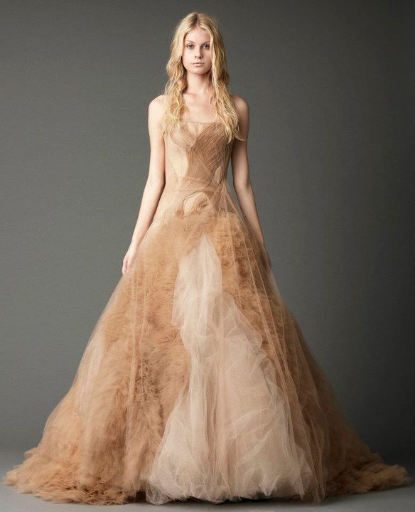 piękna beżowa suknia ślubna rozkloszowana Vera Wang jesień 2012