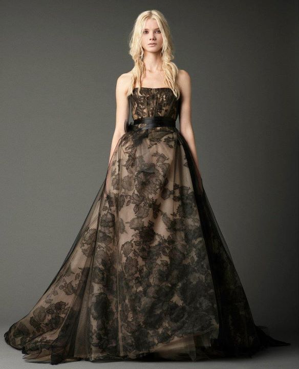 piękna czarna suknia ślubna typu księżniczka Vera Wang z koronką moda 2012/13