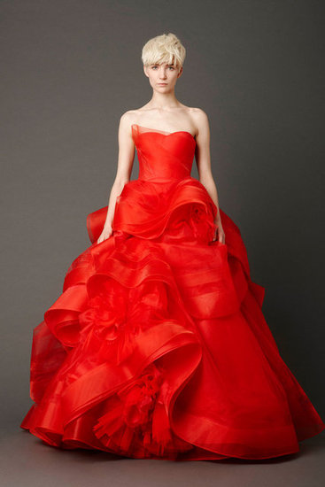 piękna czerwona suknia ślubna typu księżniczka Vera Wang trendy 2013