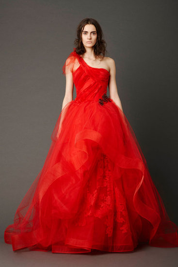 piękna czerwona suknia ślubna Vera Wang z falbanami trendy 2013