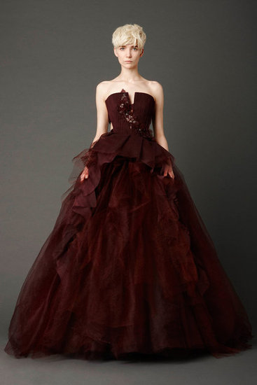 wyjątkowa bordowa suknia ślubna rozkloszowana Vera Wang trendy 2013