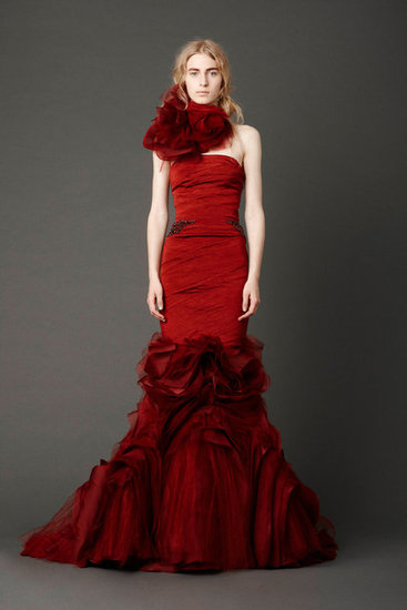 wyjątkowa bordowa suknia ślubna typu syrena Vera Wang trendy 2013