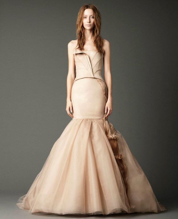zjawiskowa beżowa suknia ślubna typu syrena Vera Wang moda jesienna