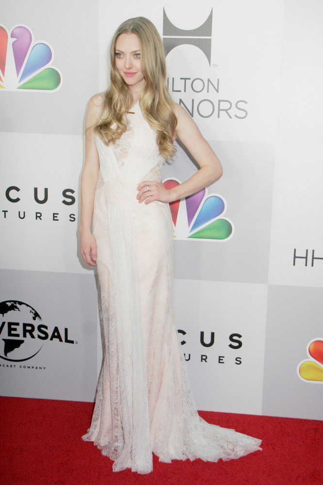 sukienka wieczorowa w kolorze ecru - Amanda Seyfried