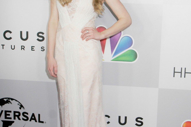 sukienka wieczorowa w kolorze ecru - Amanda Seyfried