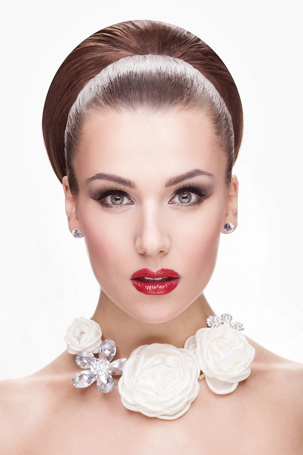 Karina Witkowska - kok ślubny z gładko zaczesanych włosów - przód