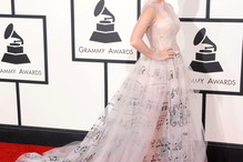 Katy Perry w transparentnej sukni z muzycznym motywem