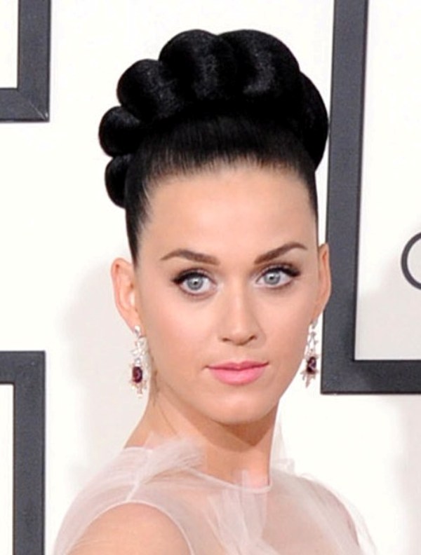 Katy Perry w uczesaniu typu koszyczek