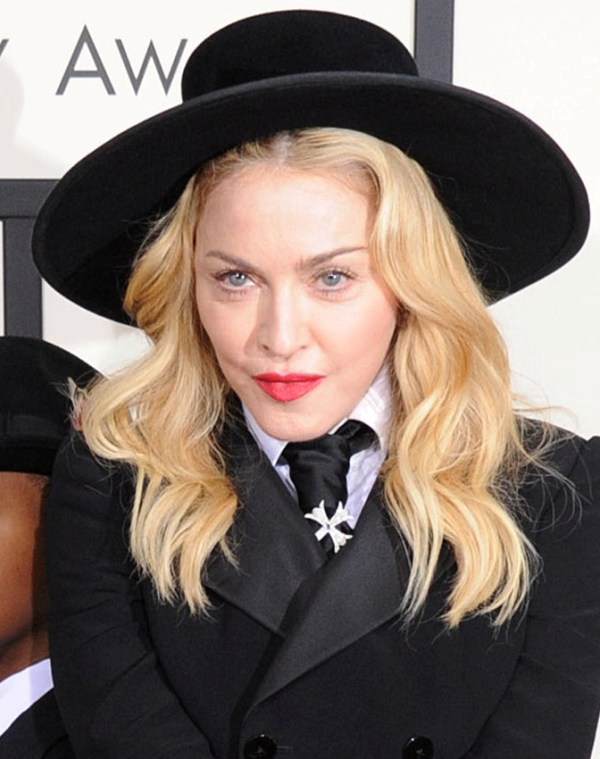 Madonna w lekkich modnych falach i kapeluszu