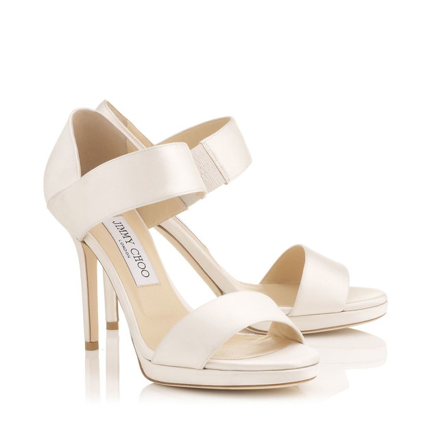 ecru sandałki Jimmy Choo z paskiem