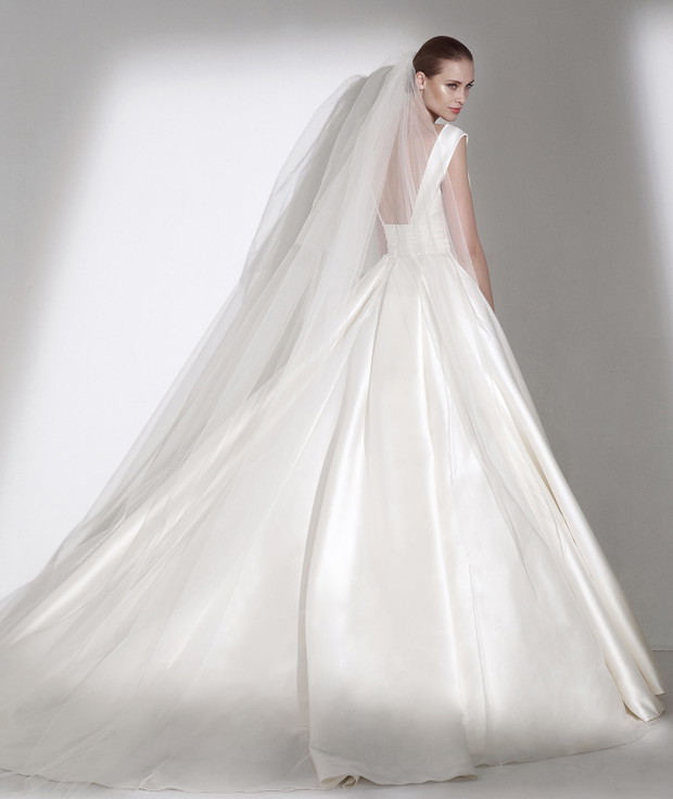suknia ślubna Elie Saab z dekoltem na plecach