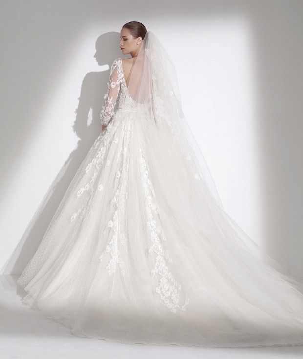 suknia ślubna Elie Saab z dekoltem na plecach