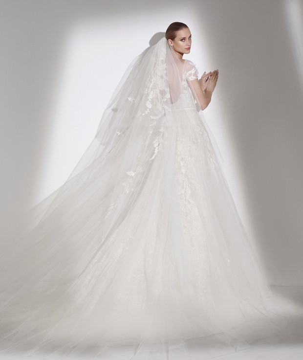 suknia ślubna Elie Saab z dekoltem na plecach
