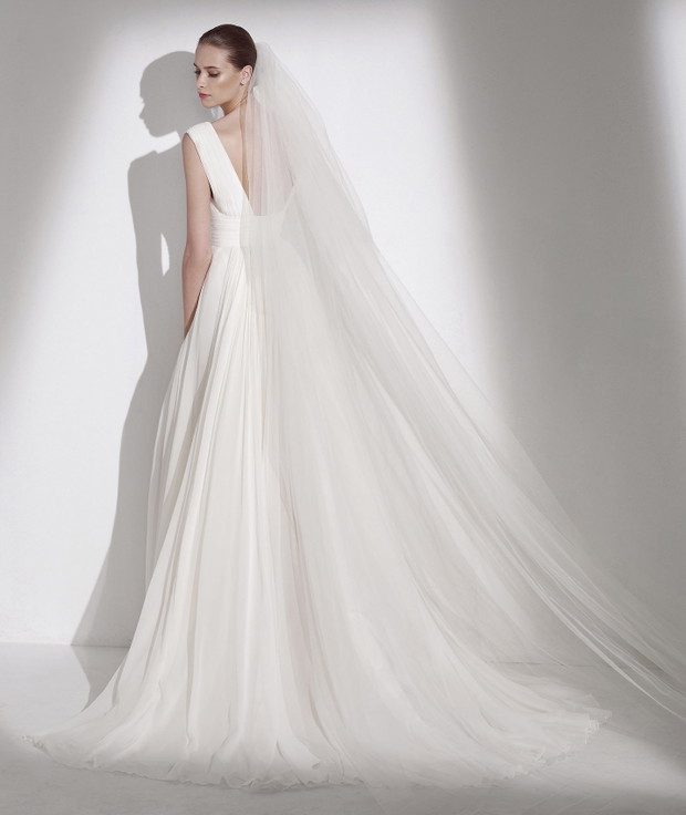suknia ślubna Elie Saab z dekoltem na plecach