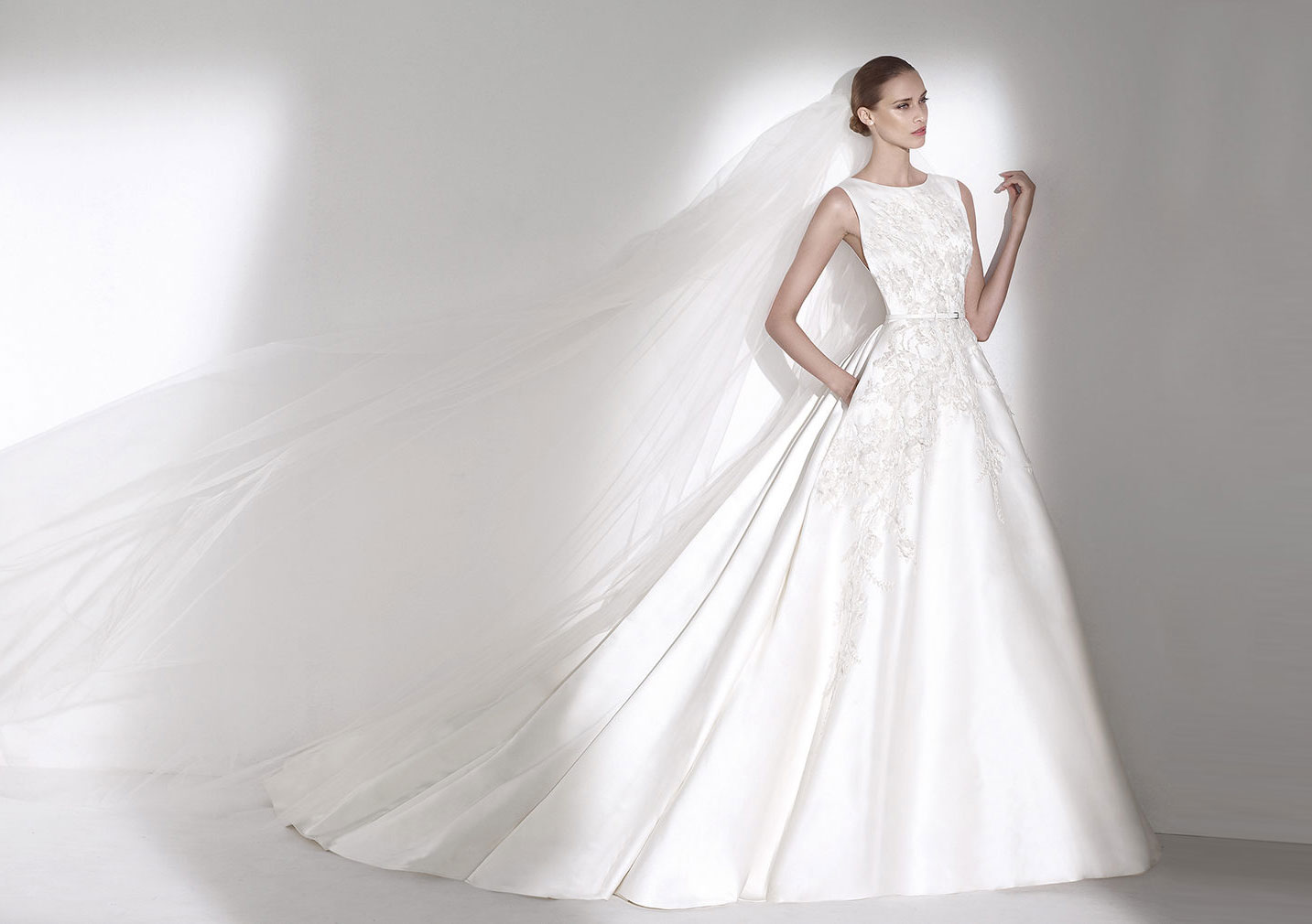 suknia ślubna Elie Saab z dekoltem w łódkę