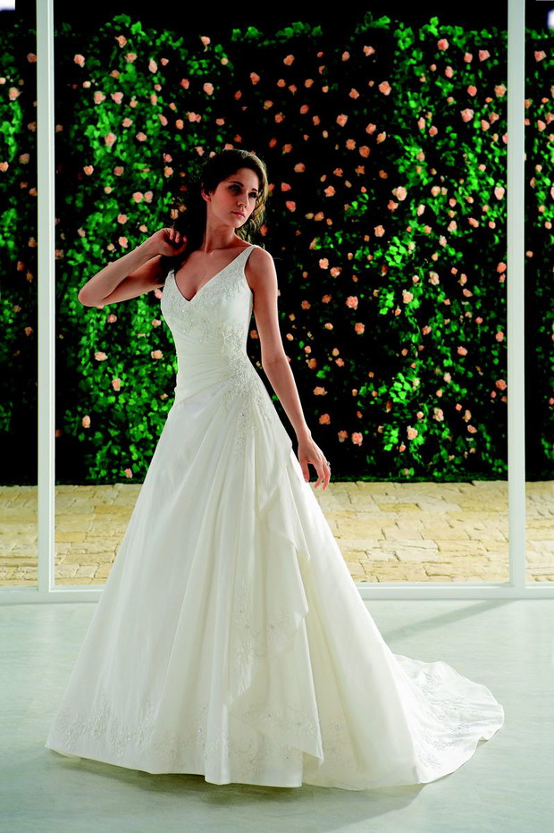 Suknie ślubne na ramiączkach - Jasmine Collection 2012