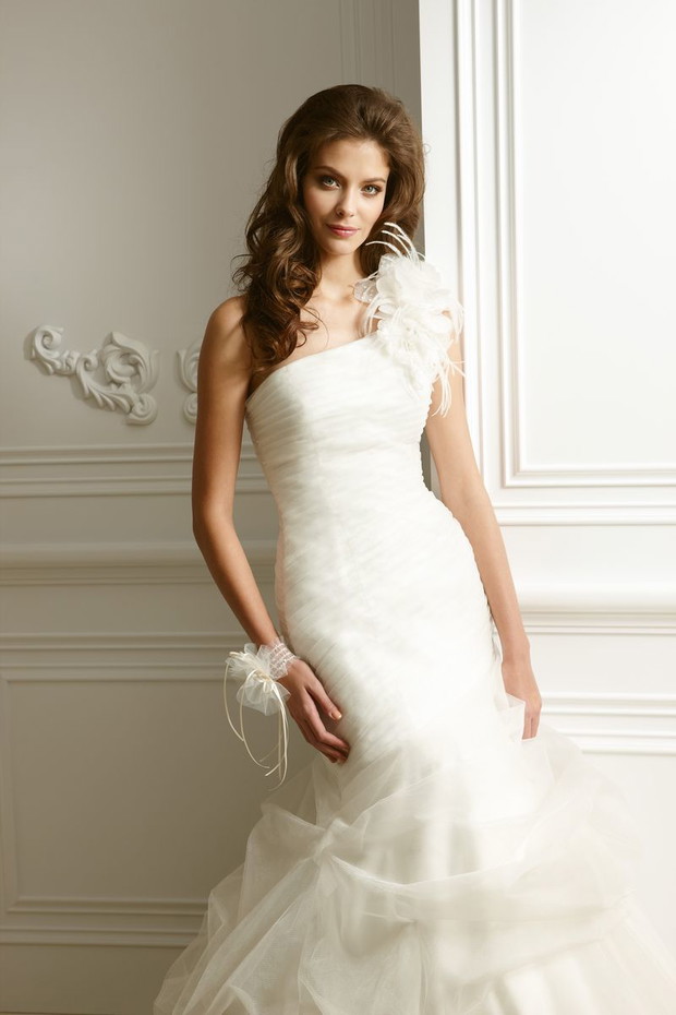 Suknie ślubne na ramiączkach - Jasmine Collection 2012