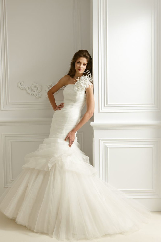 Suknie ślubne na ramiączkach - Jasmine Collection 2012