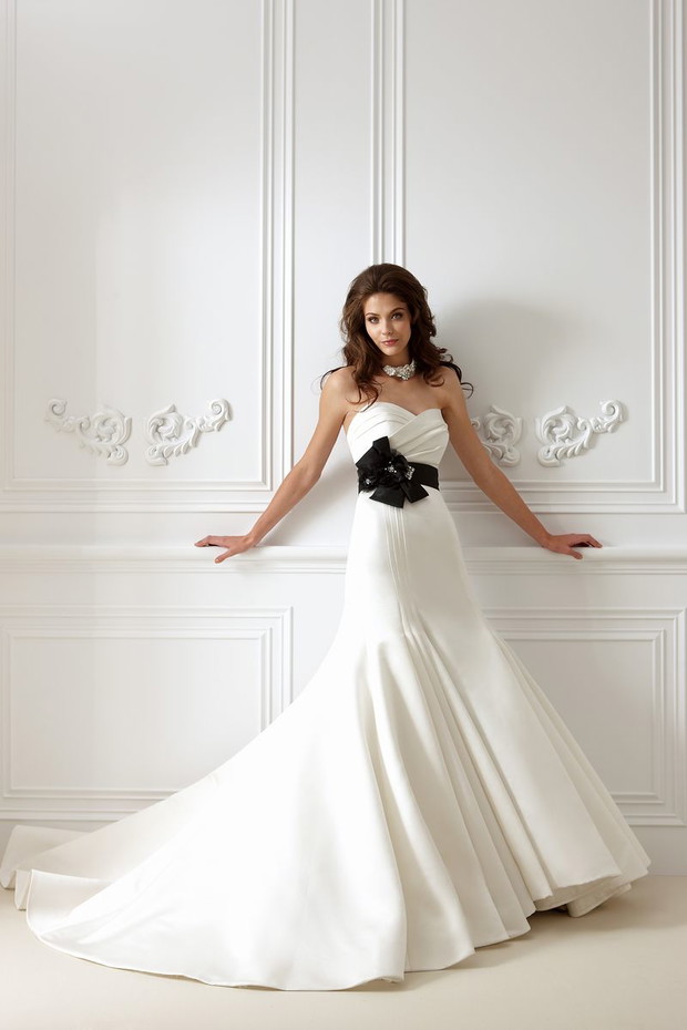 Suknie ślubne z czarnymi dodatkami - Jasmine Collection 2012
