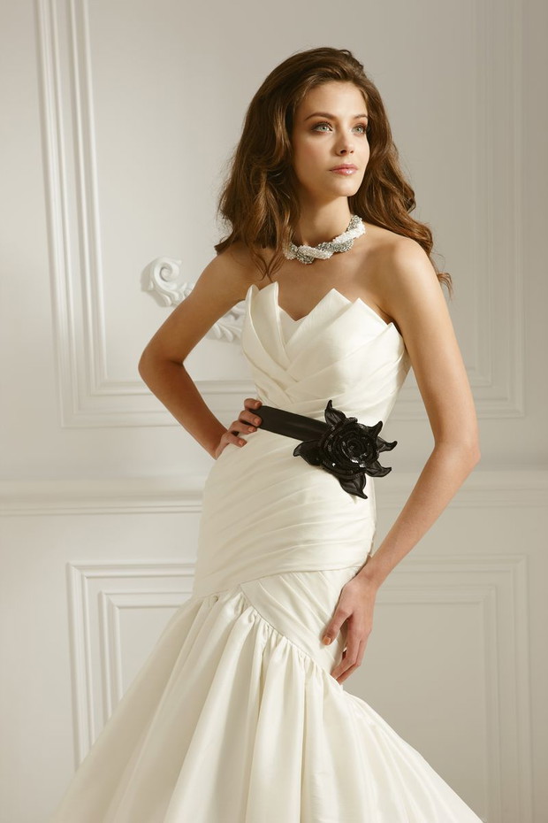 Suknie ślubne z czarnymi dodatkami - Jasmine Collection 2012