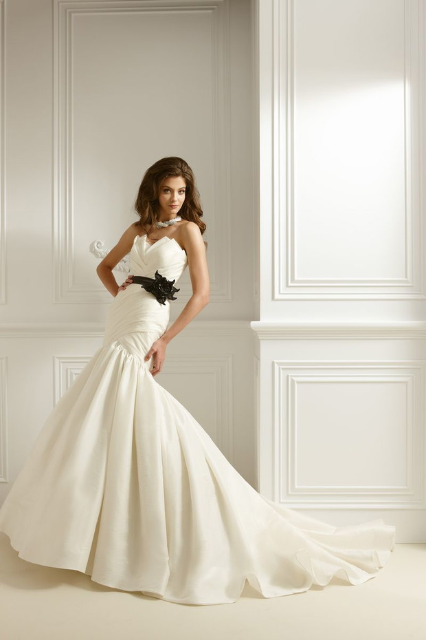Suknie ślubne z czarnymi dodatkami - Jasmine Collection 2012