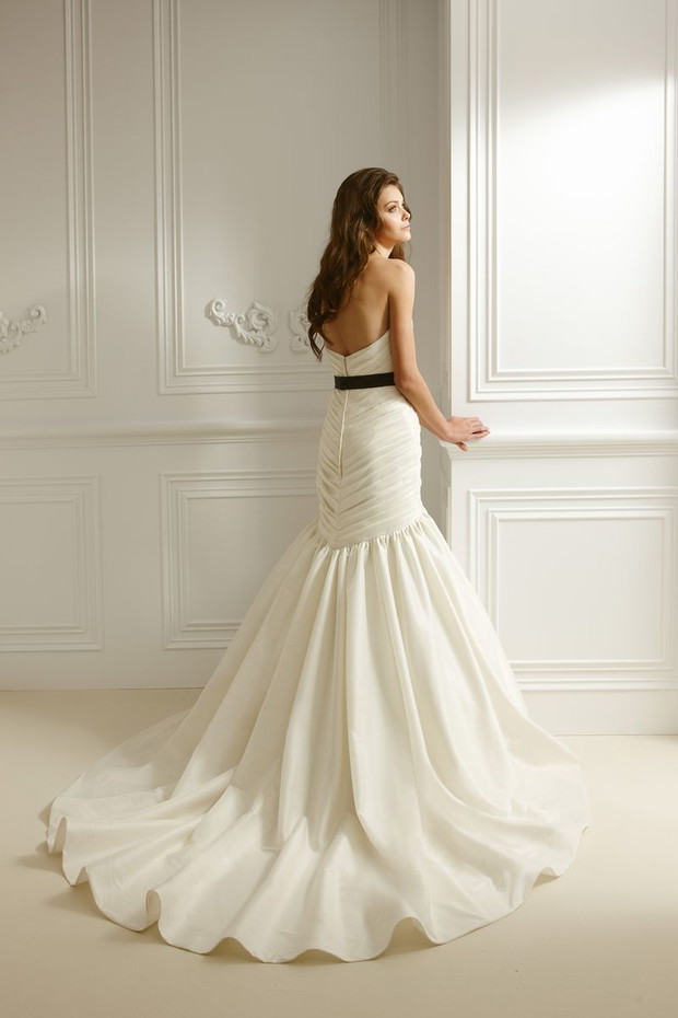 Suknie ślubne z czarnymi dodatkami - Jasmine Collection 2012