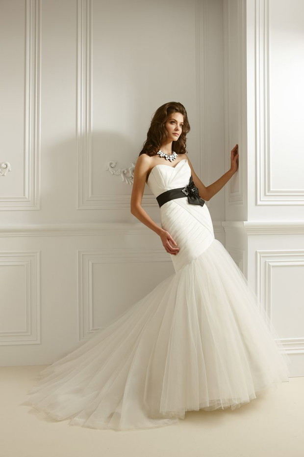 Suknie ślubne z czarnymi dodatkami - Jasmine Collection 2012