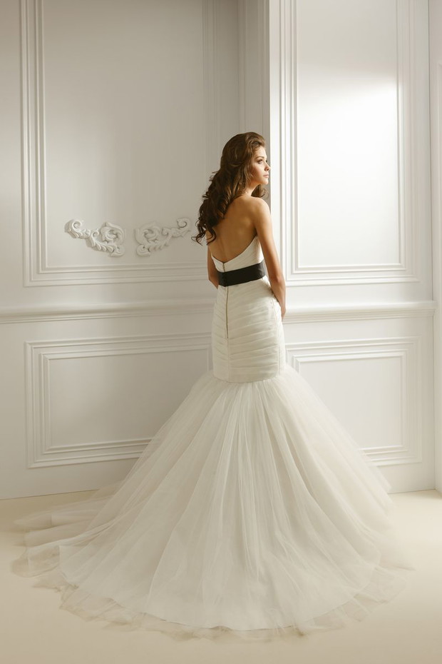 Suknie ślubne z czarnymi dodatkami - Jasmine Collection 2012