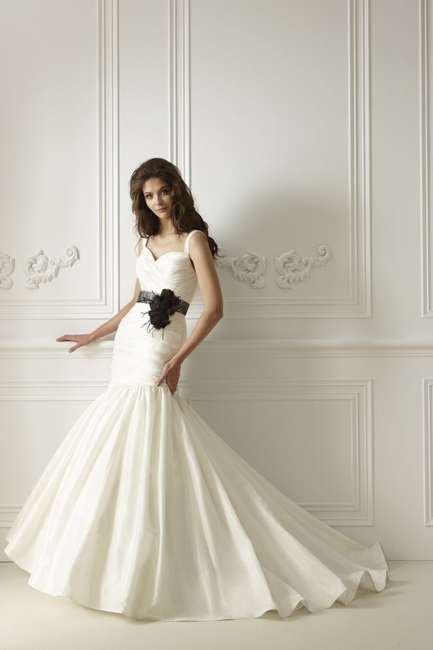 Suknie ślubne z czarnymi dodatkami - Jasmine Collection 2012