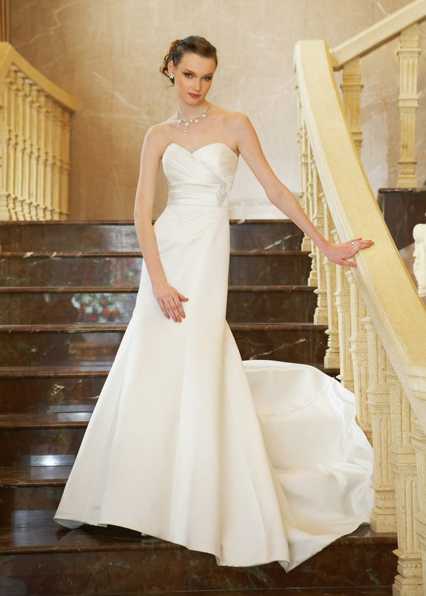 Suknie ślubne z gorsetową górą - Jasmine Collection 2012