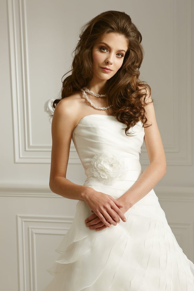 Suknie ślubne z gorsetową górą - Jasmine Collection 2012