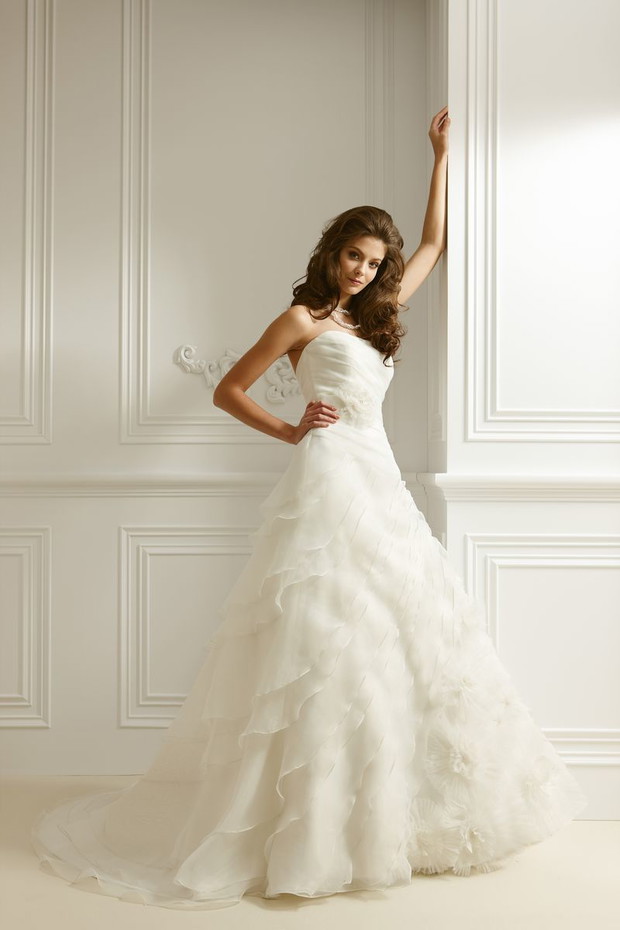 Suknie ślubne z gorsetową górą - Jasmine Collection 2012