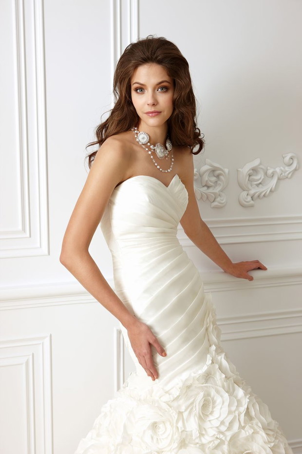 Suknie ślubne z gorsetową górą - Jasmine Collection 2012