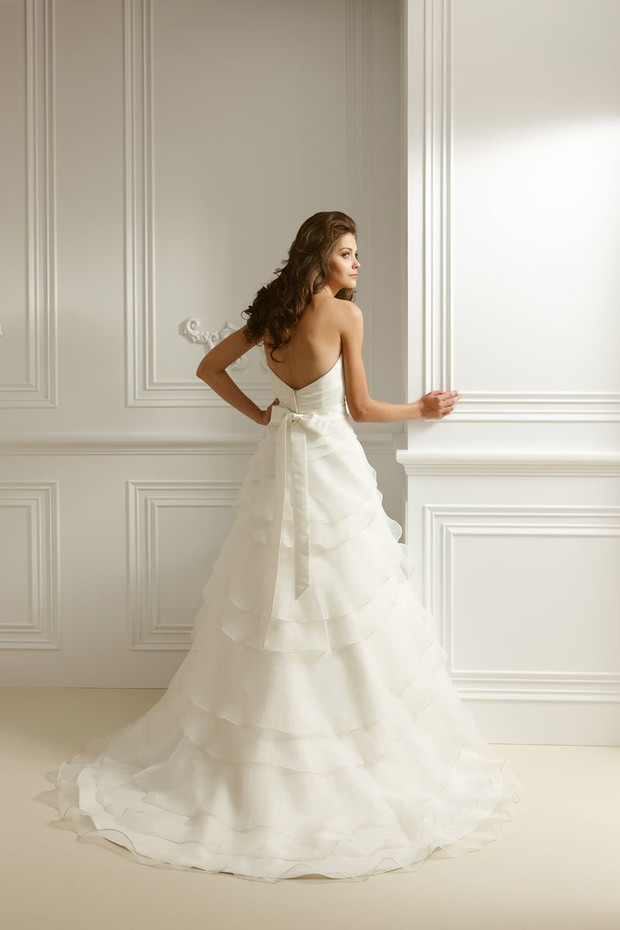 Suknie ślubne z gorsetową górą - Jasmine Collection 2012